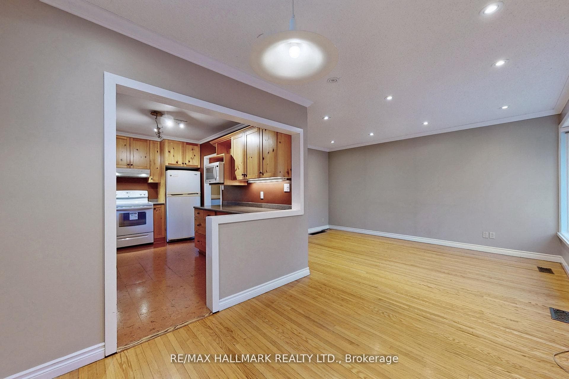 16 Knowles Crescent photo 6