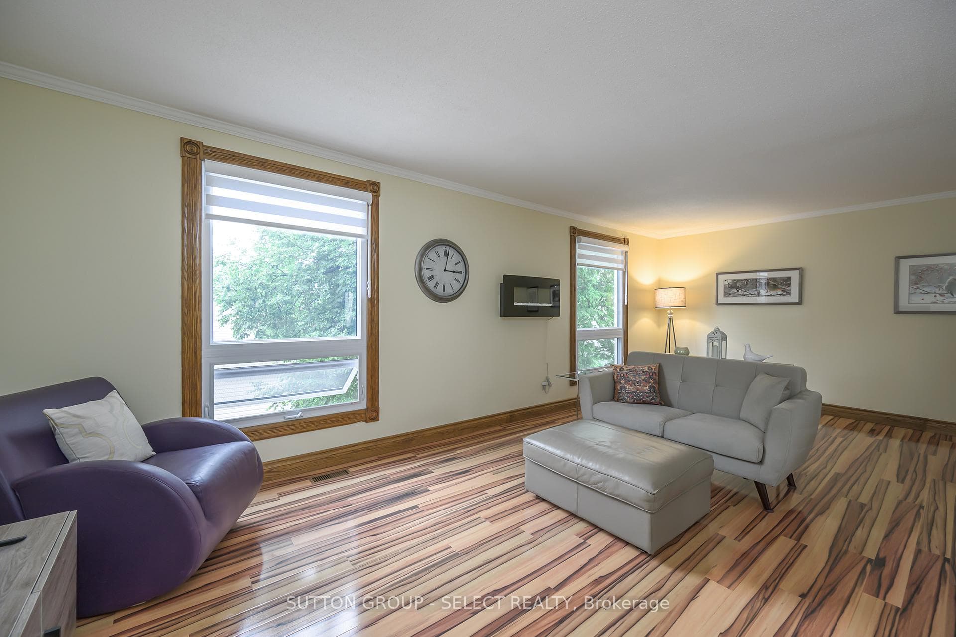 281 Everglade Crescent photo 5