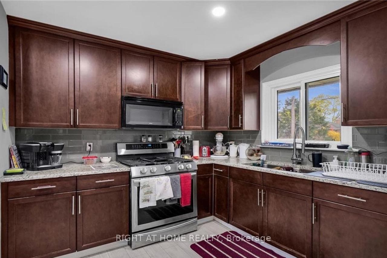 200 Renfro Crescent photo 8