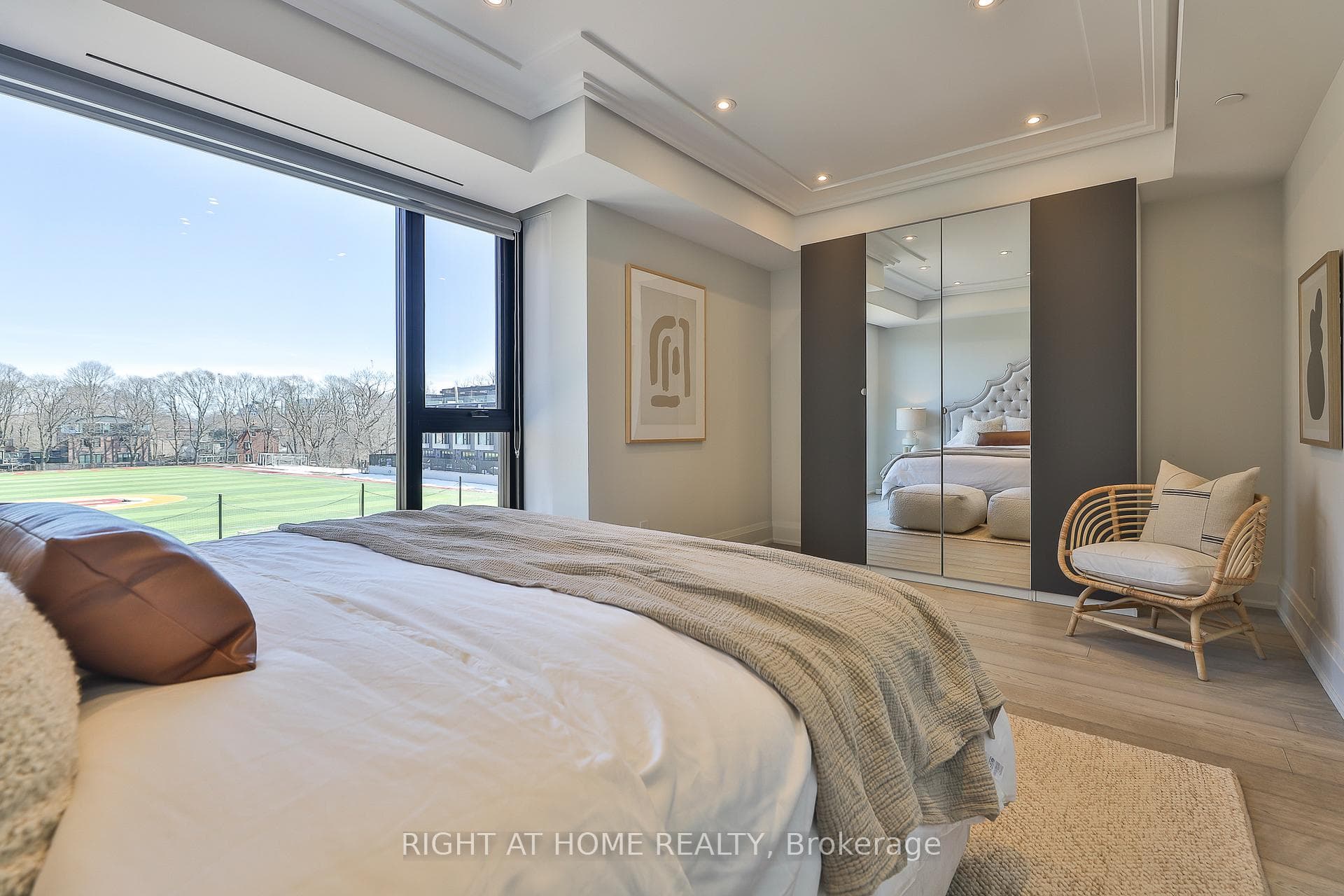 363 Avenue Road photo 17