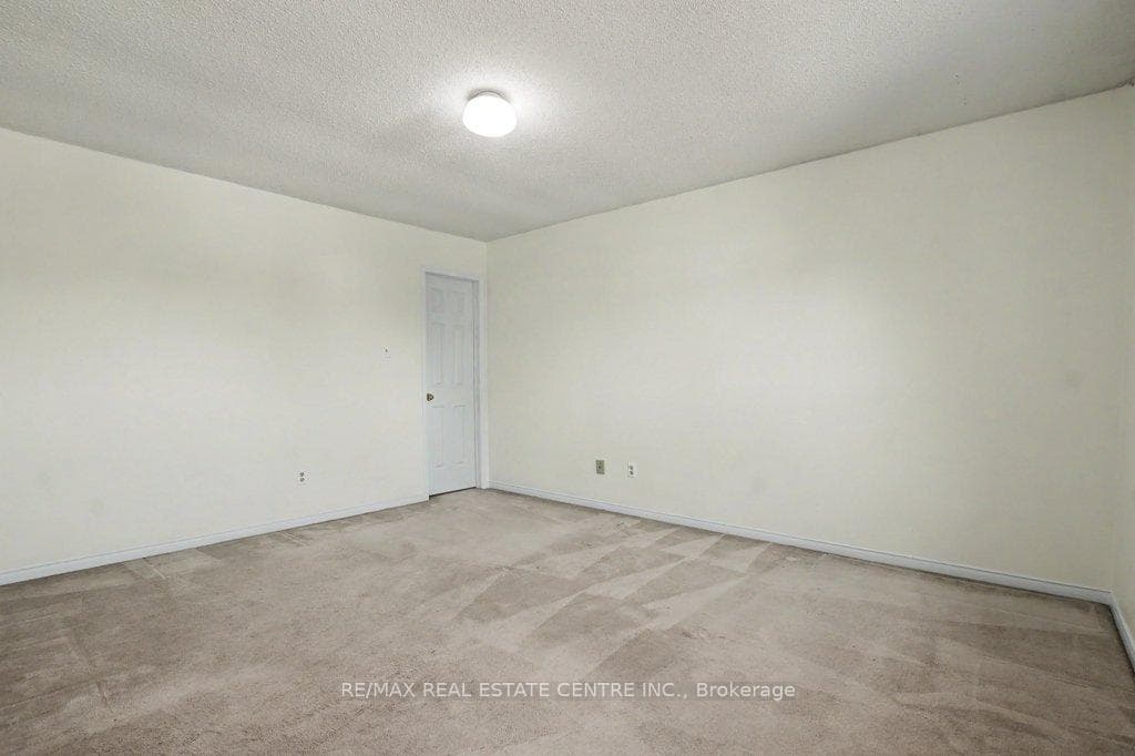 68 Moorehead Crescent photo 23