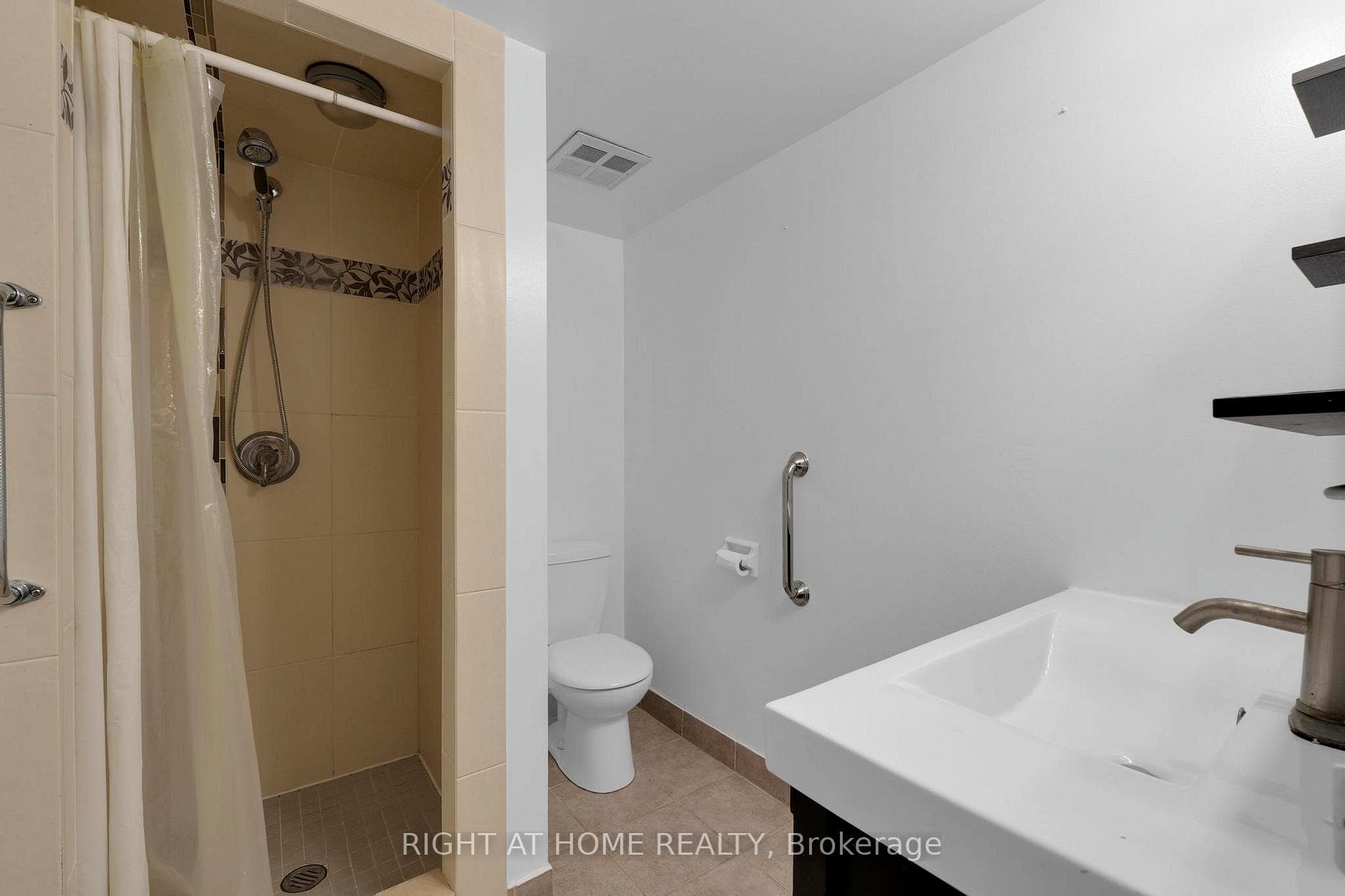 3650 Kaneff Crescent Unit 205 photo 34