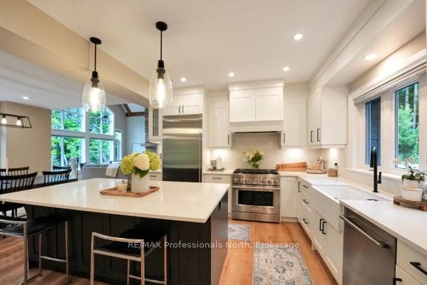 1360 Wonderland Road photo 22