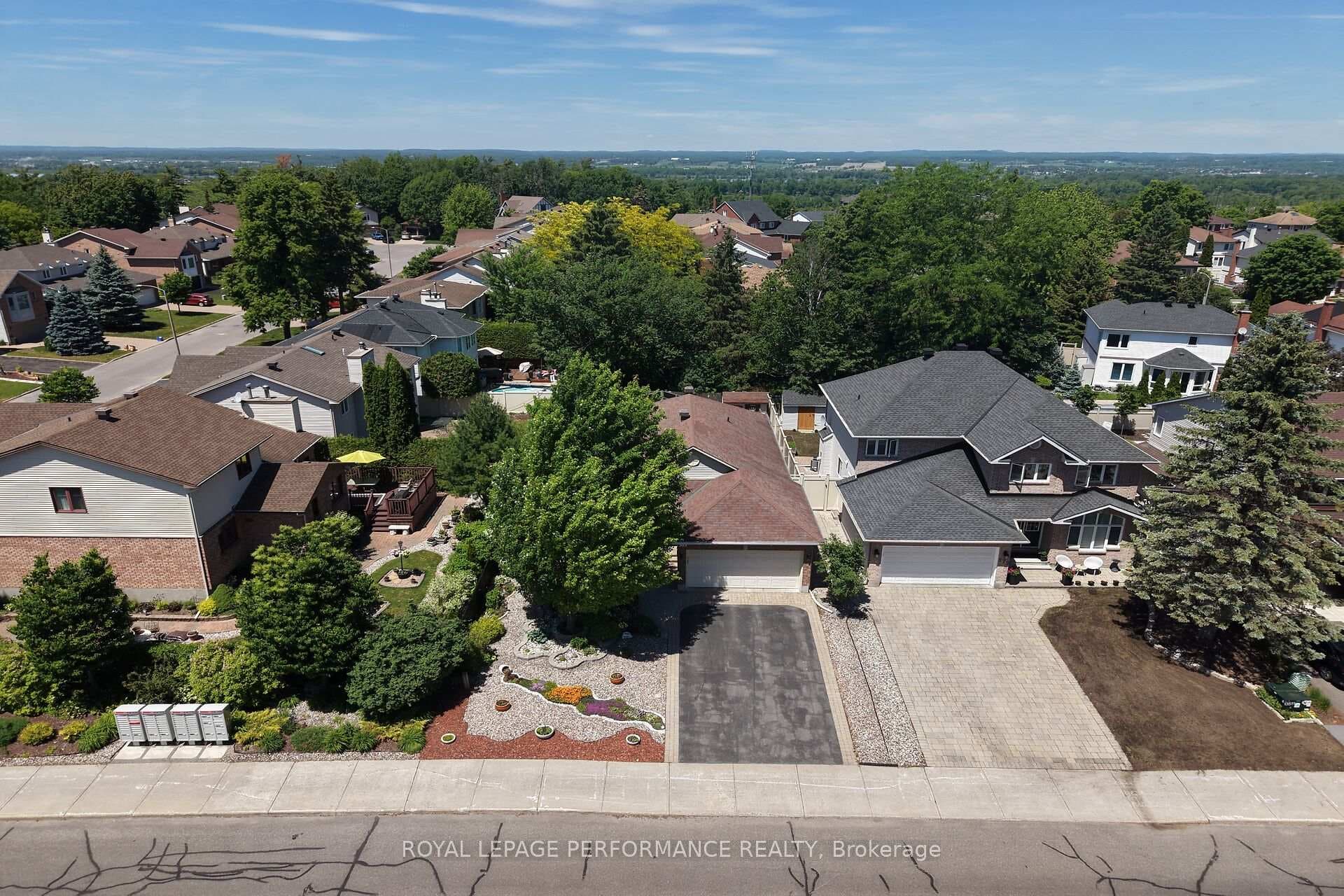 Double garage with driveway parking for 4 vehicles