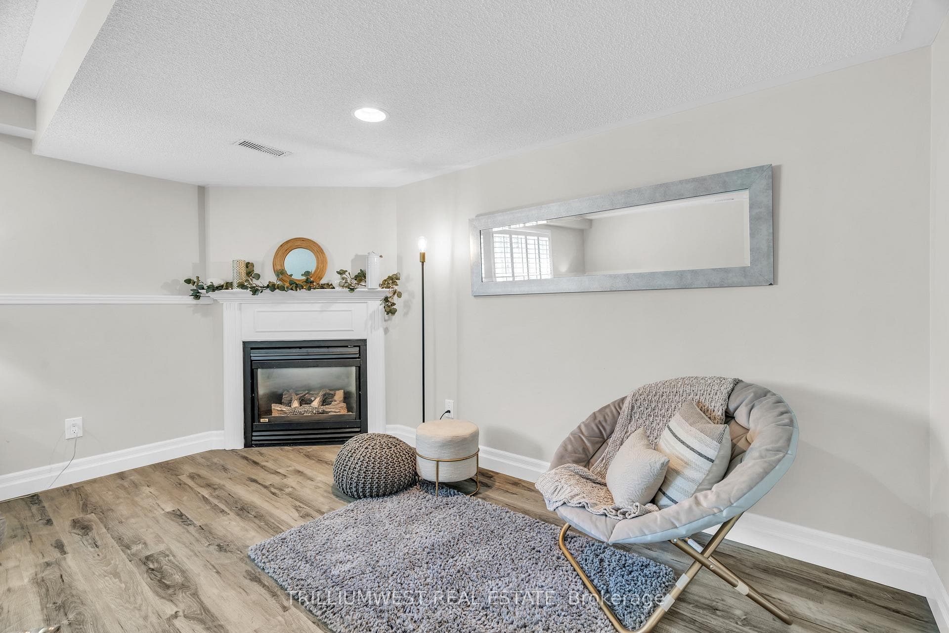 121 Walsh Crescent photo 33