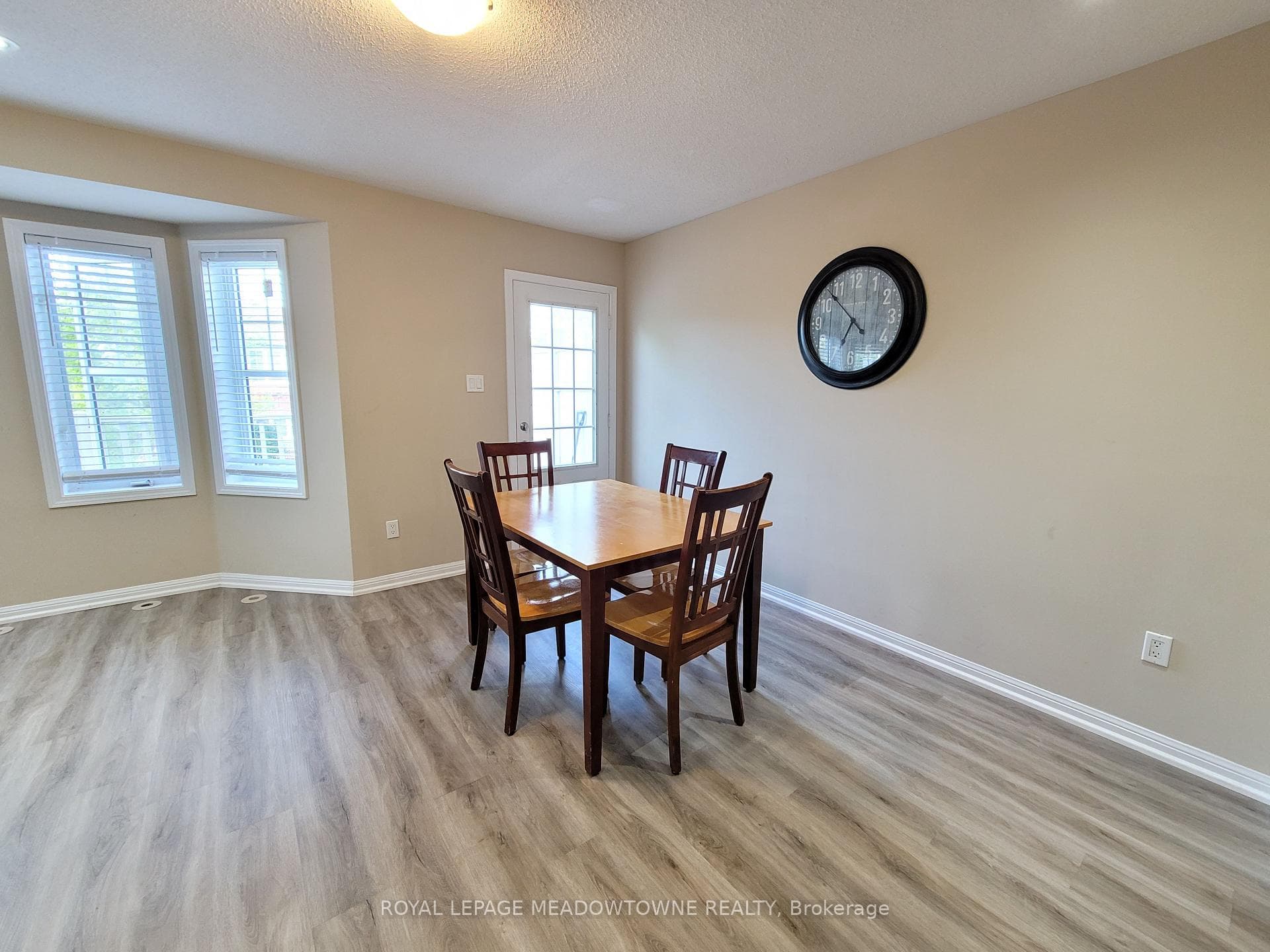 946 Burgess Gardens photo 8