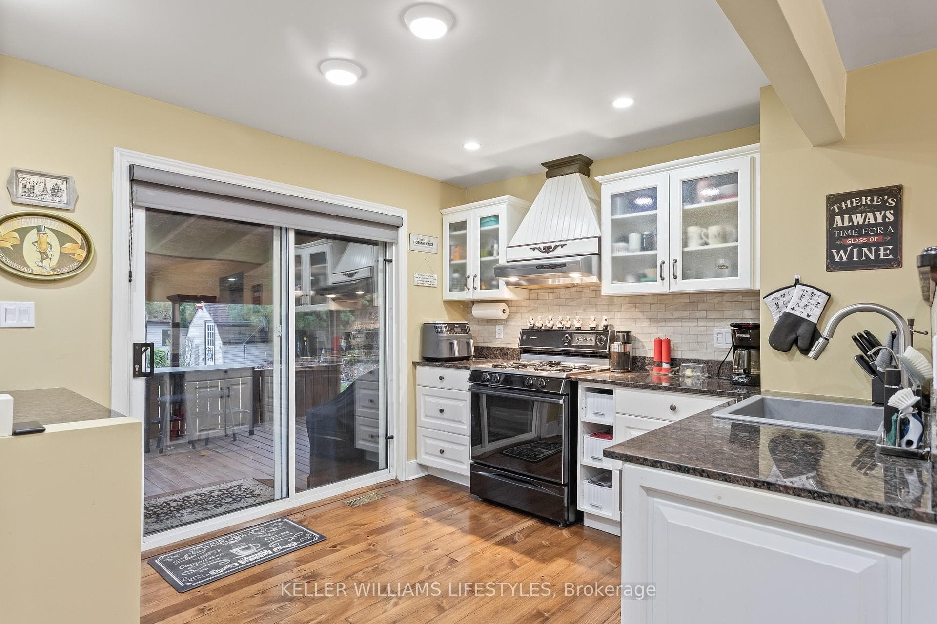 2628 Dundas Street photo 9