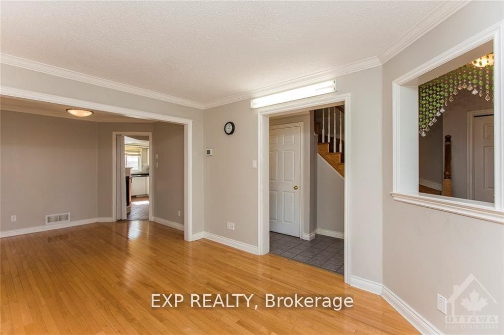 100 HUNTERSWOOD Crescent photo 7