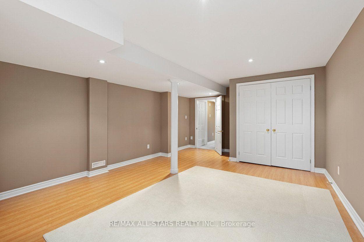 113 Louisbourg Way photo 32