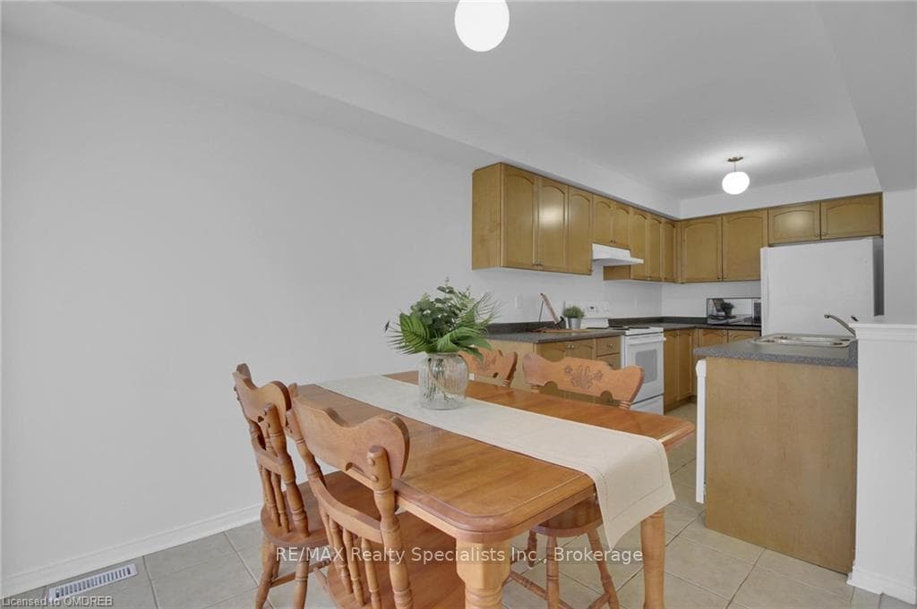 819 GLEESON Street photo 14