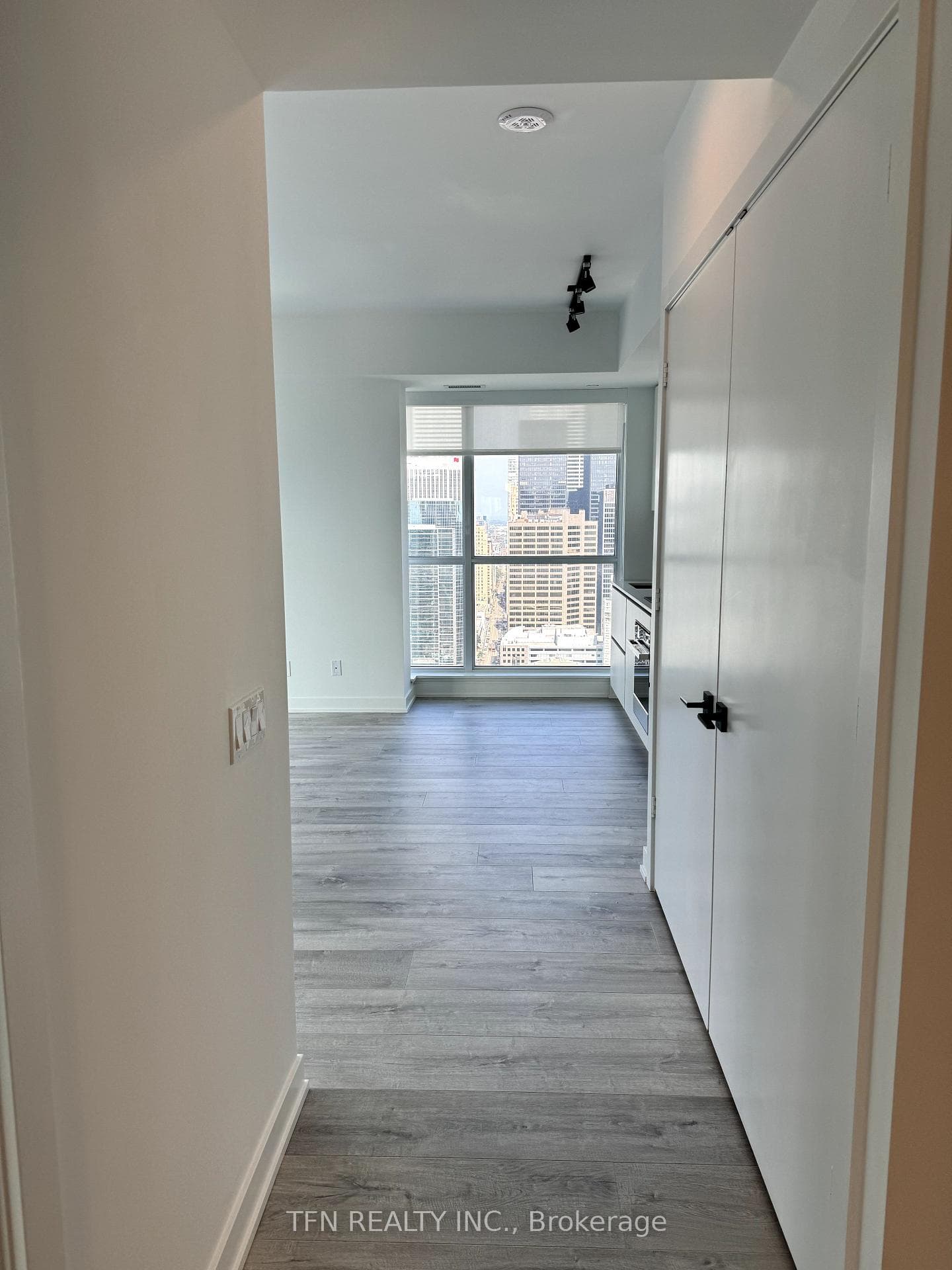 327 King Street Unit 3707 photo 16
