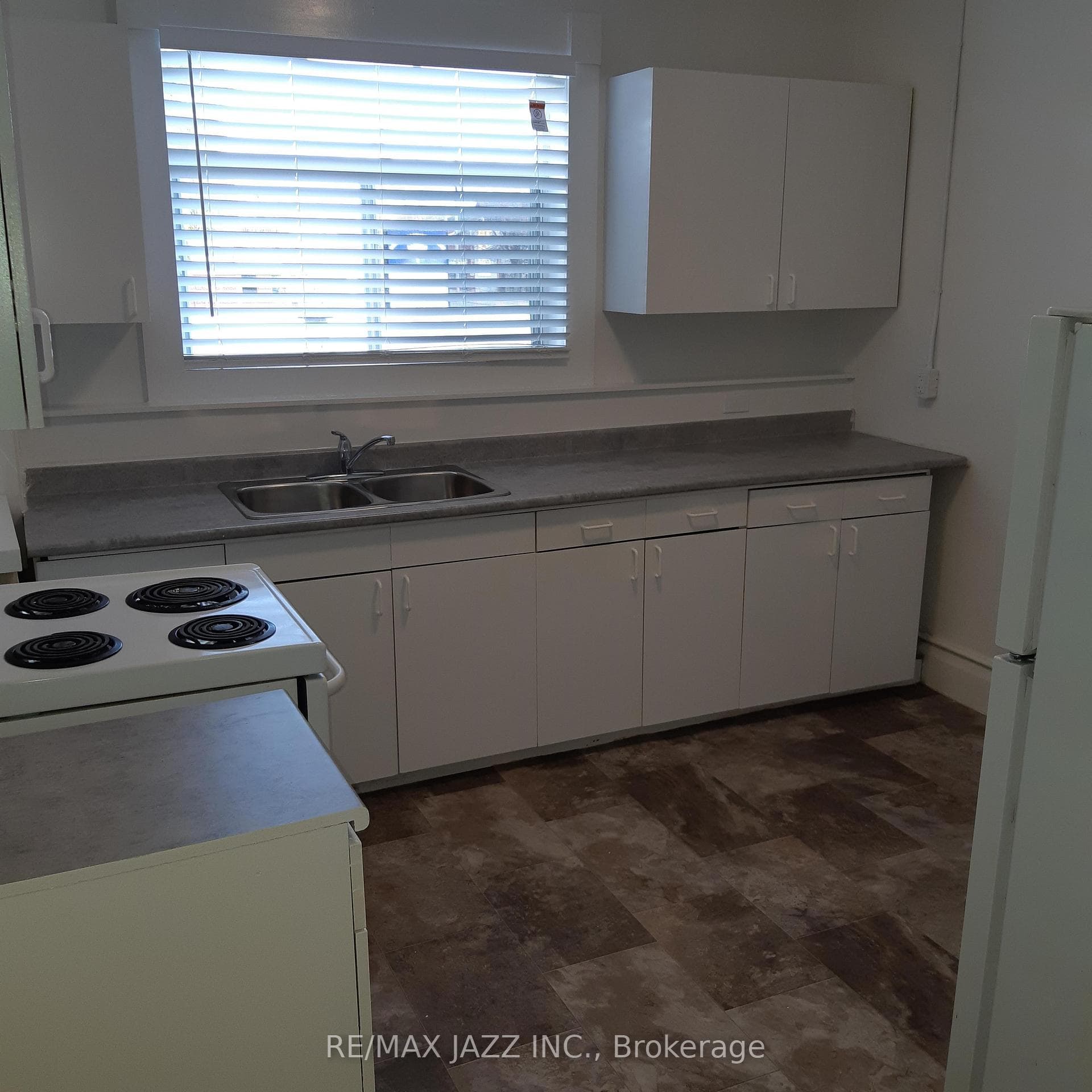 532 Simcoe Street Unit 4 photo 2