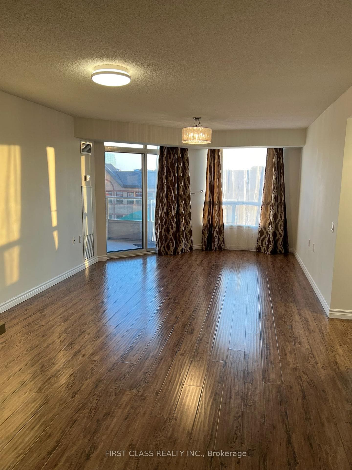 9015 Leslie Street Unit 506 photo 3