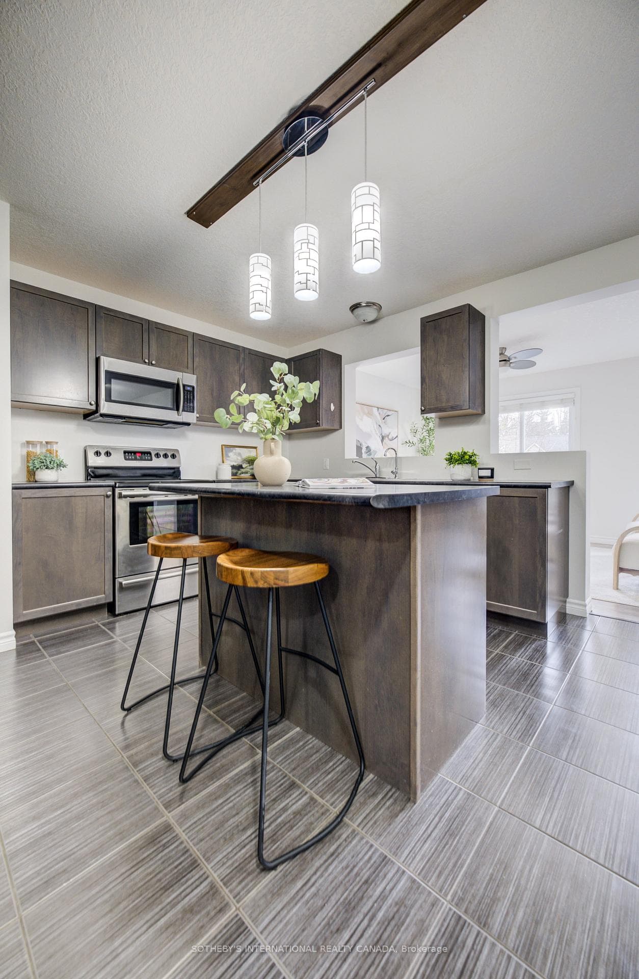 358 Maverick Street photo 3