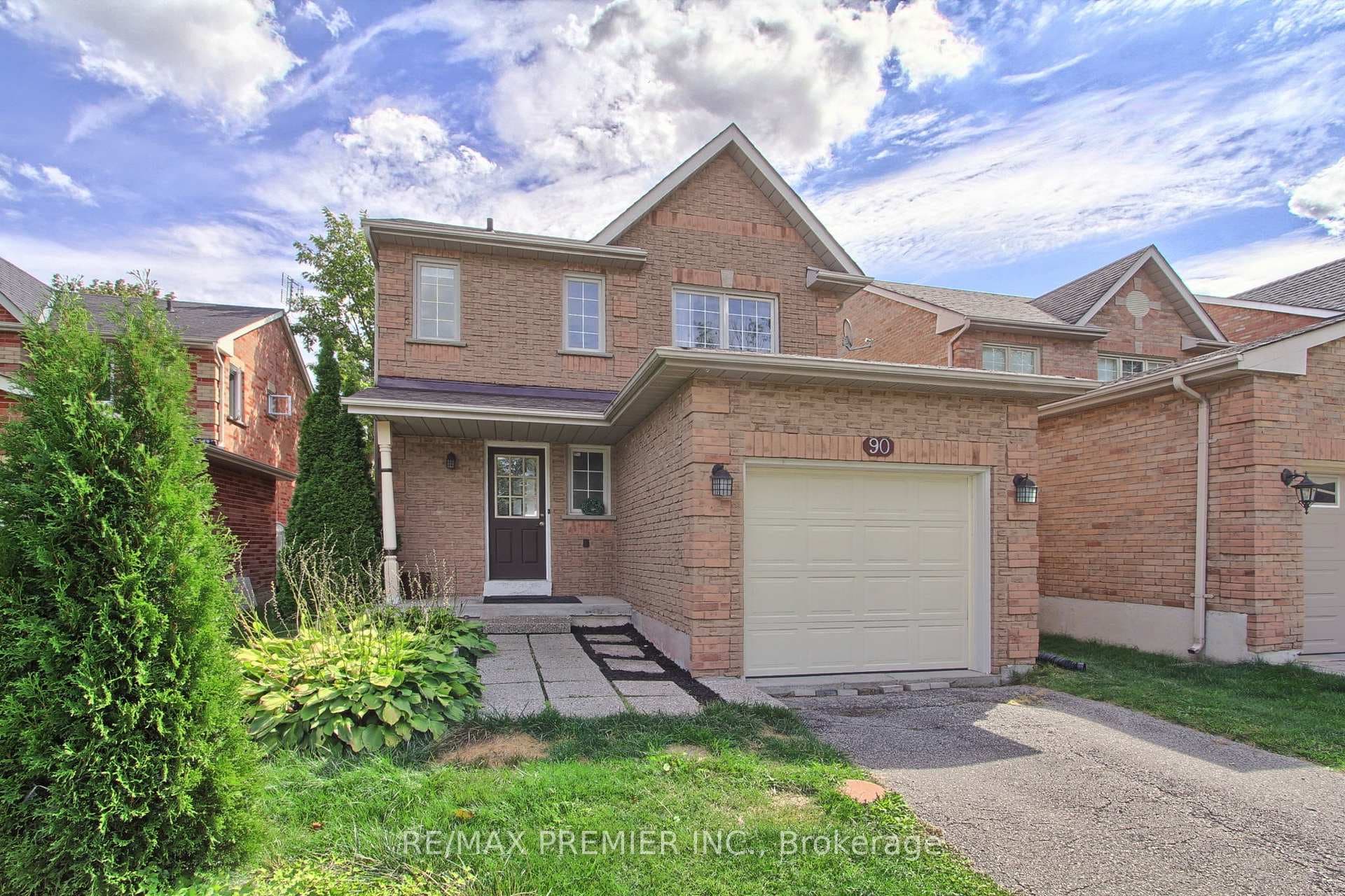 90 Covent Crescent photo 1
