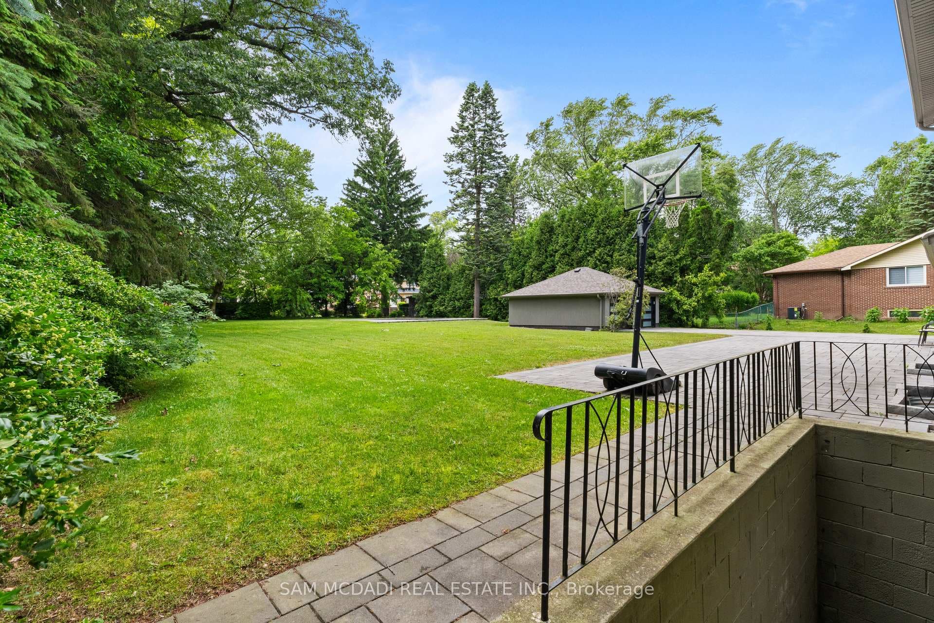 1481 Bunsden Avenue photo 37