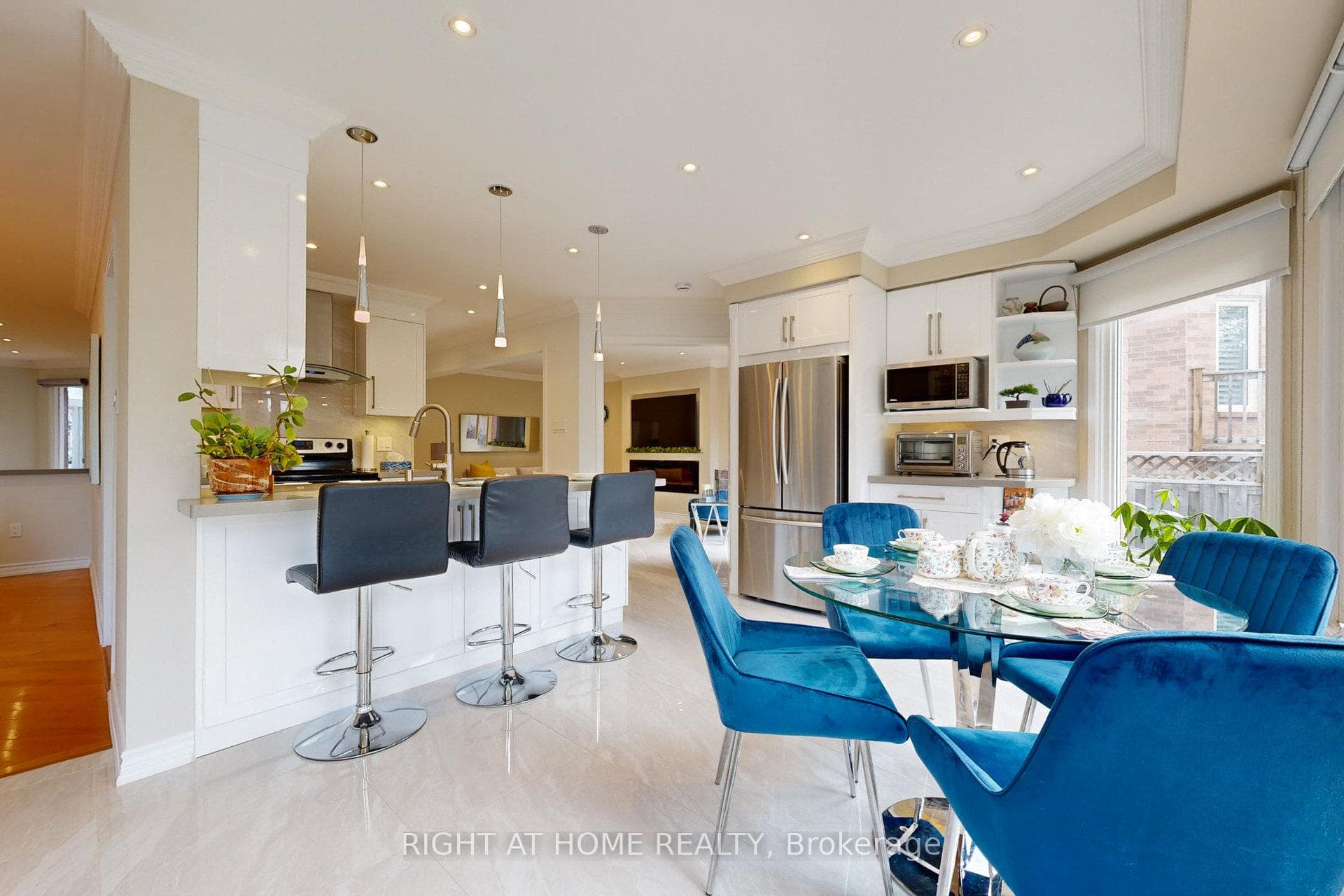 Kitchen - Eat-in Breakfast area