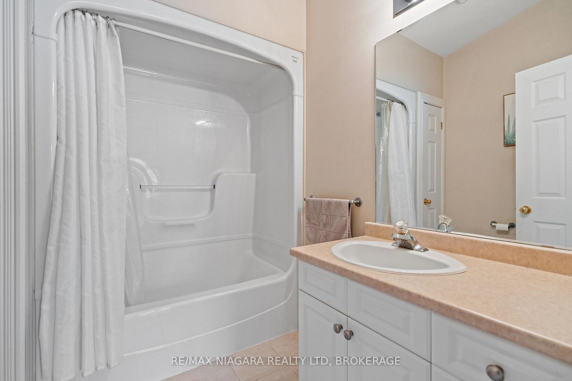 6191 Shane Crescent photo 12