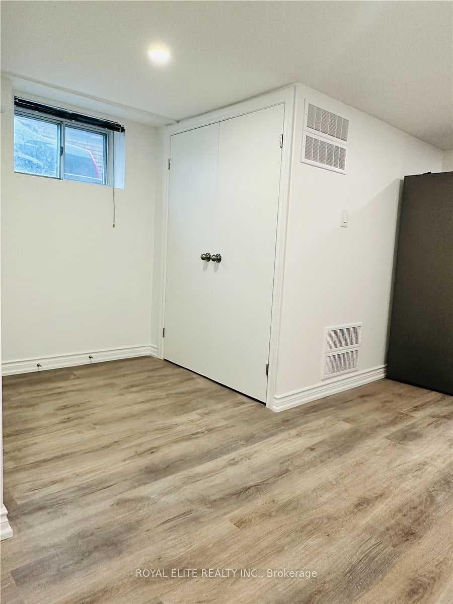 10 Marble Arch Crescent Unit Bsmt photo 5