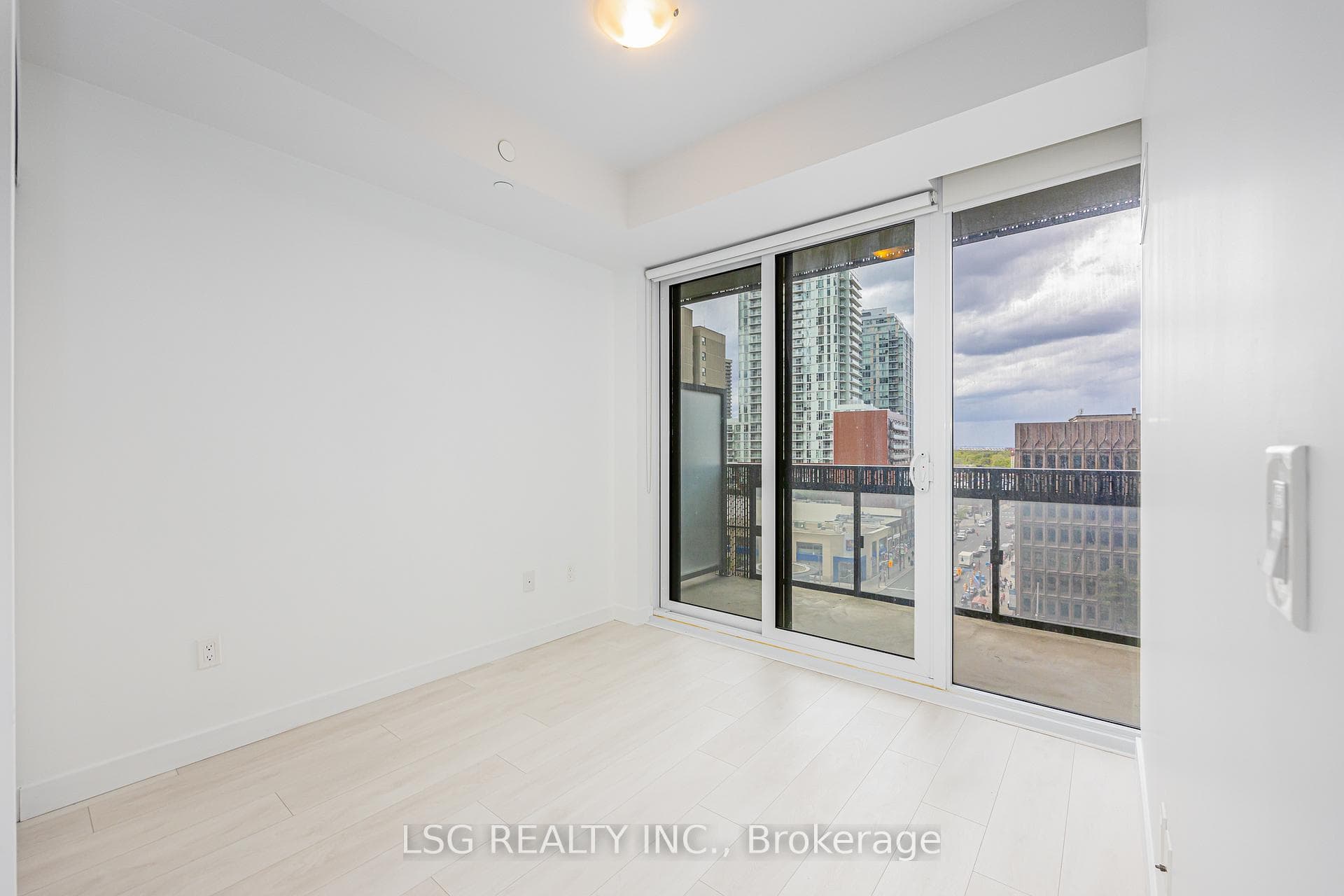 8 Eglinton Avenue Unit 706 photo 14