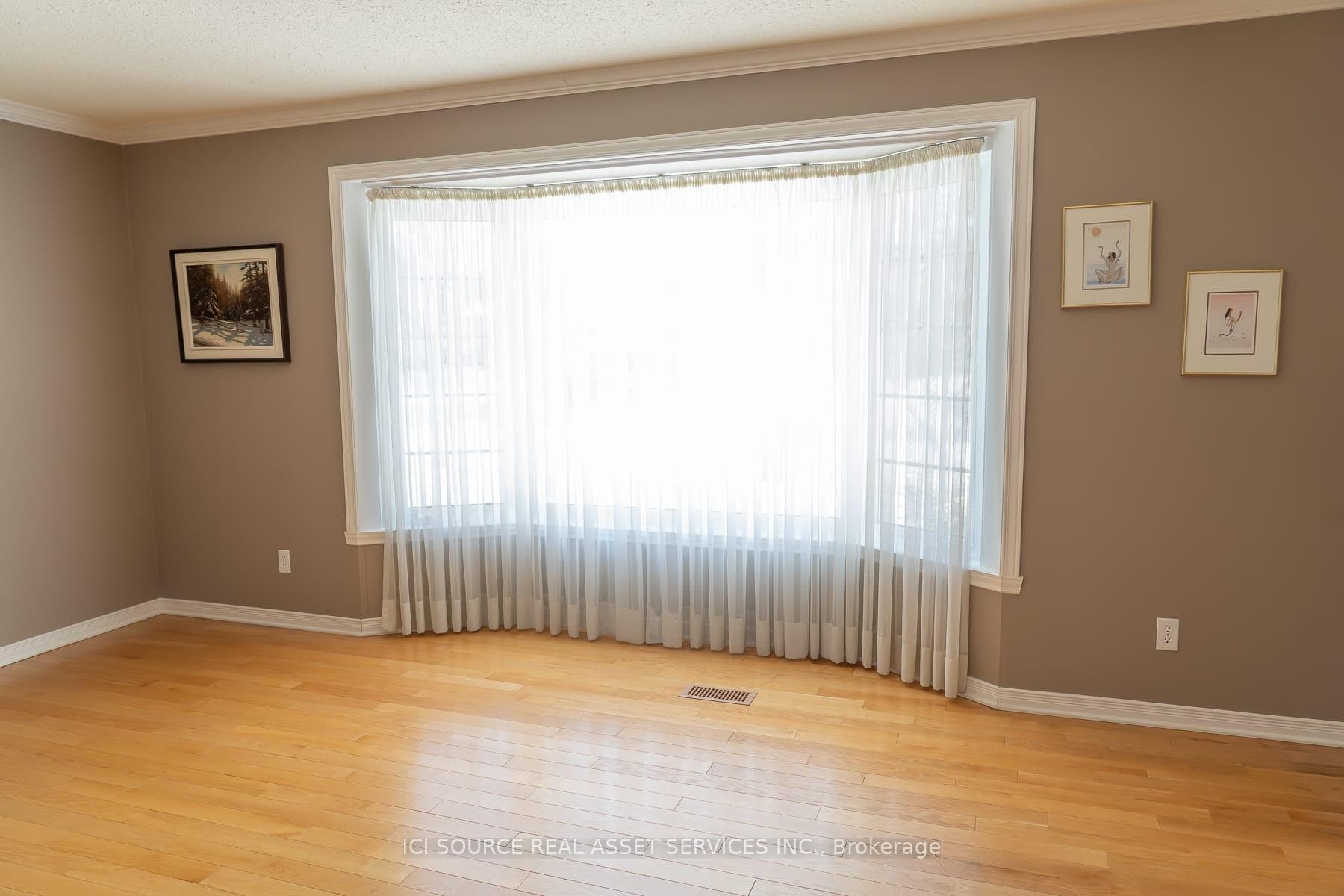 768 Vinette Crescent photo 4