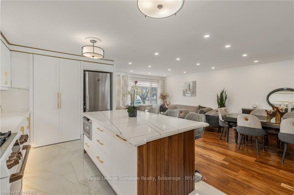 1251 CONSORT Crescent photo 8