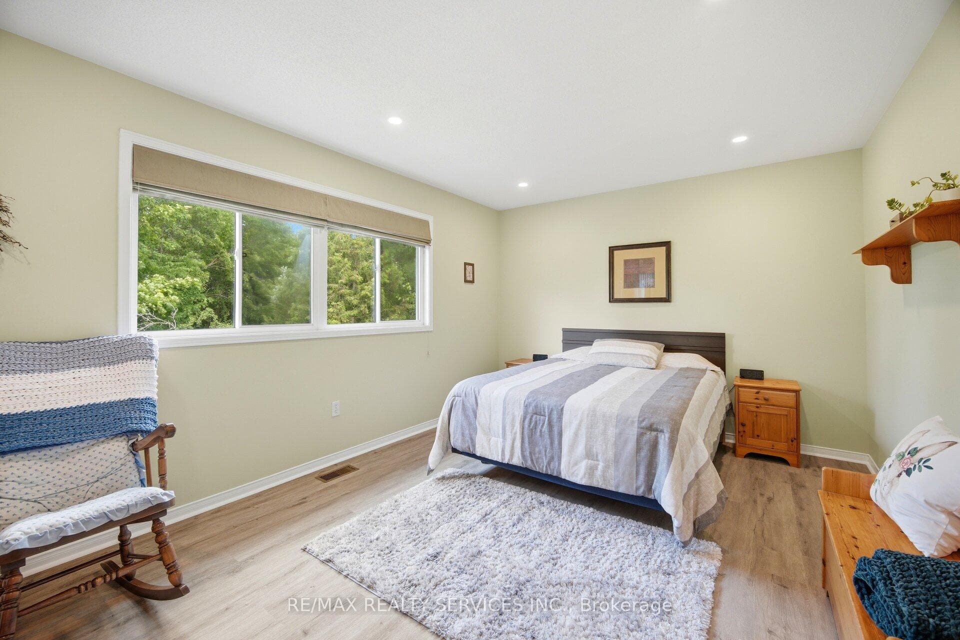 38 Furrows End photo 22