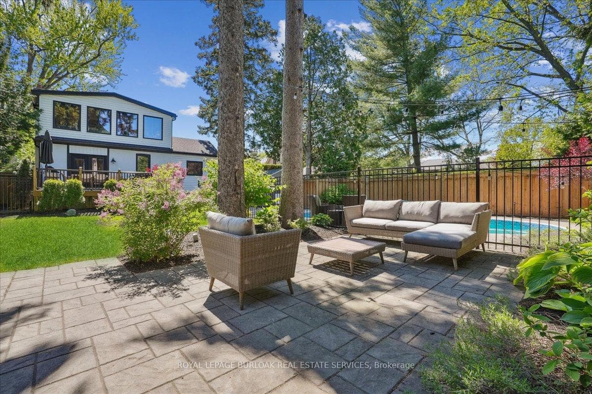 387 Seneca Avenue photo 34