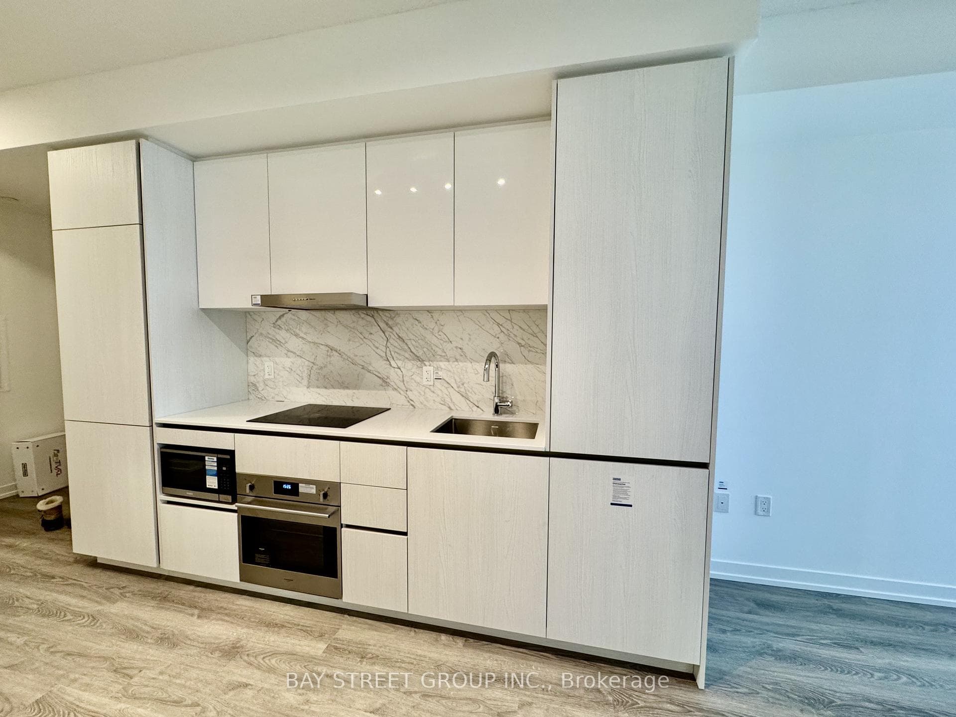 8 INTERCHANGE Way Unit 1007 photo 18