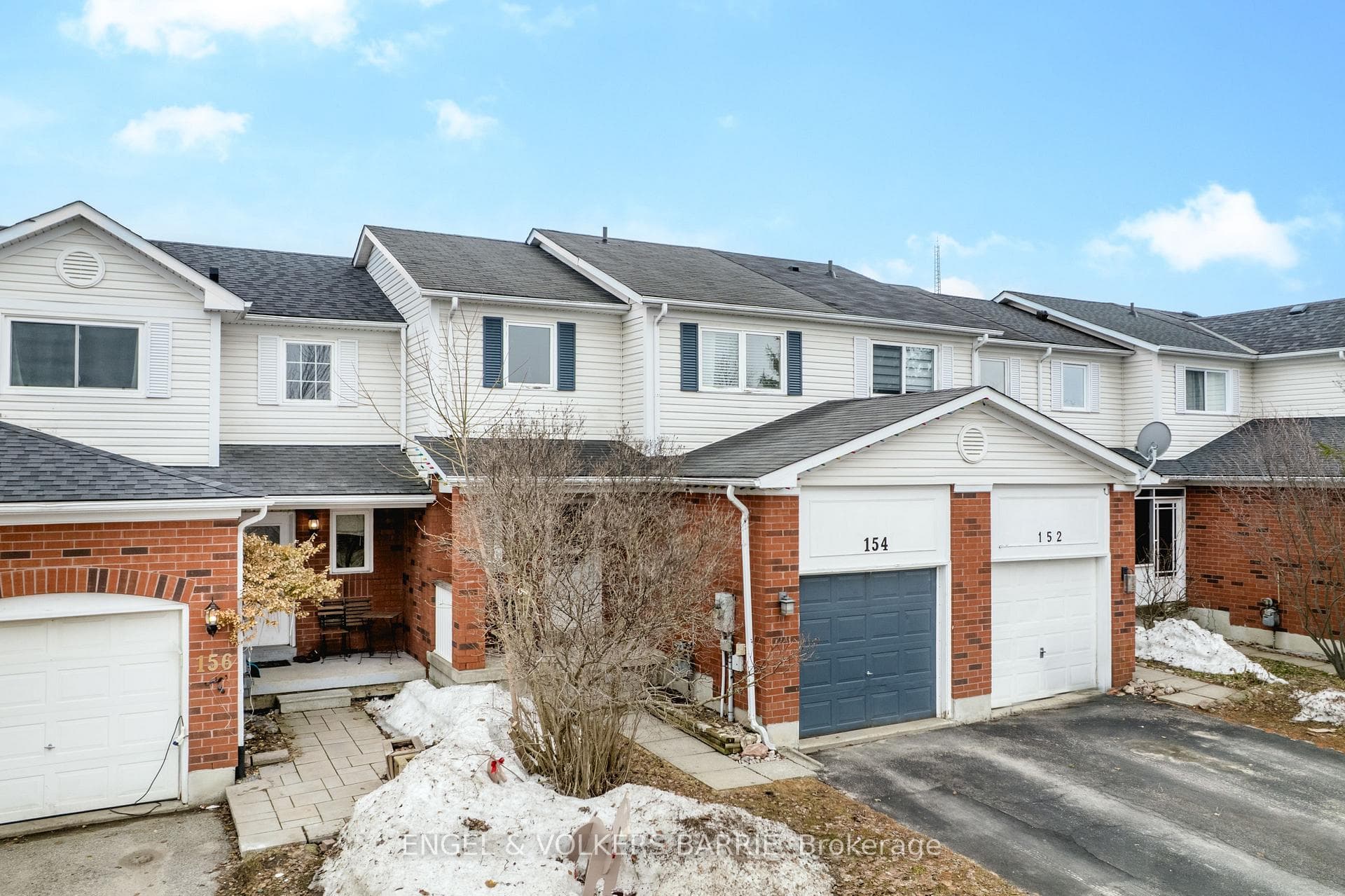 154 PICKETT Crescent photo 1