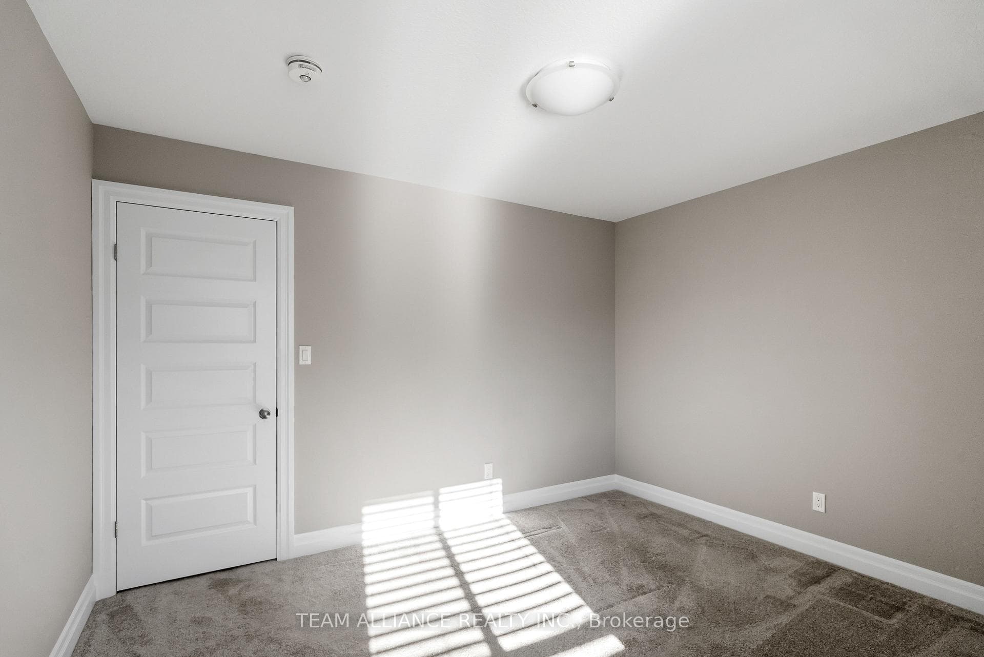 166 Queen Street photo 10