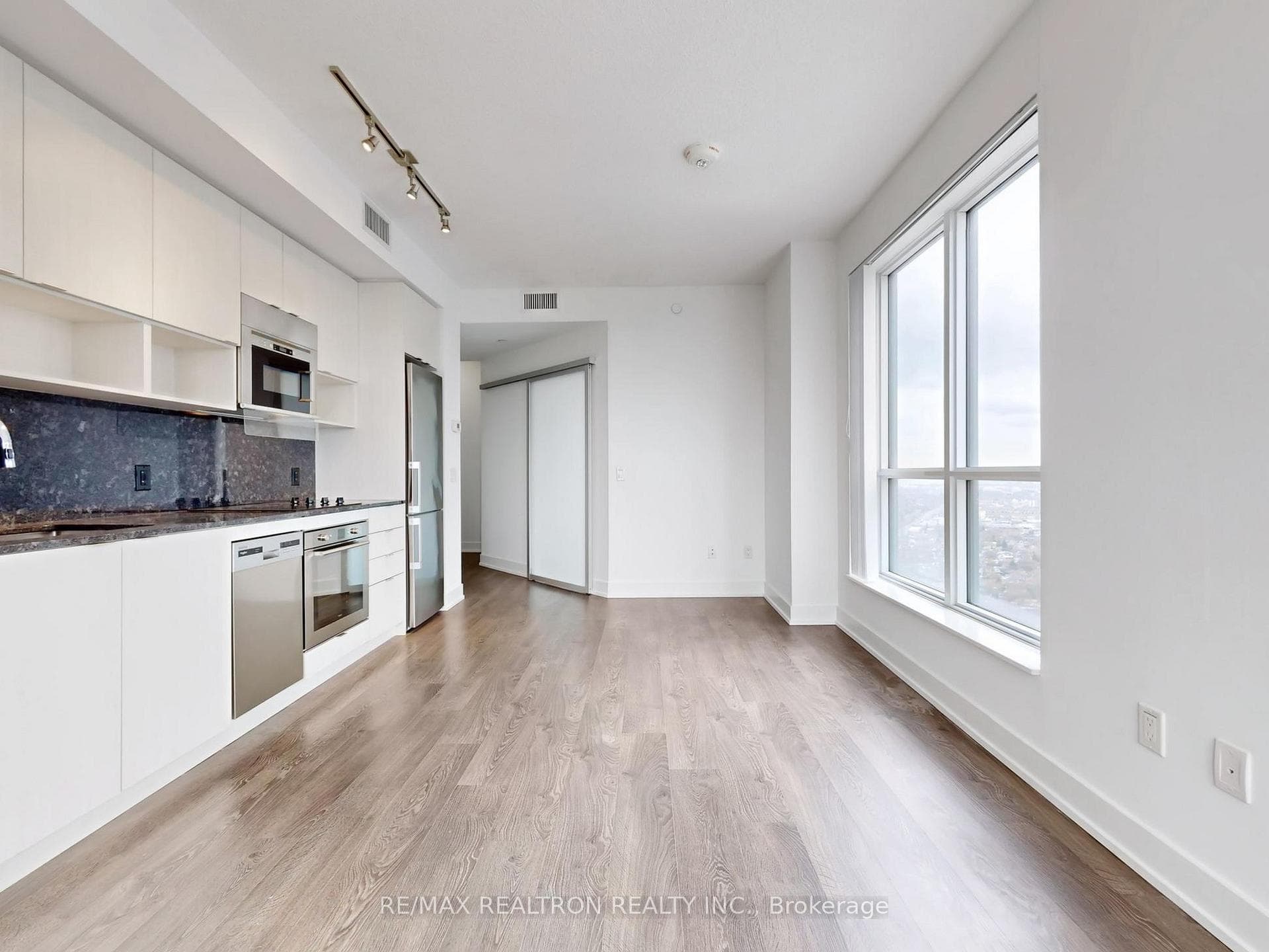 7 Mabelle Avenue Unit 3402 photo 15