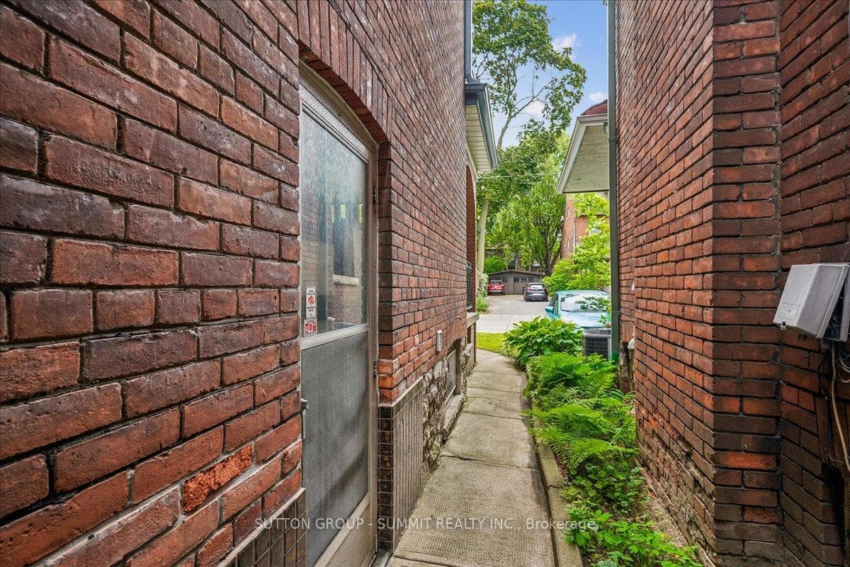 33 Saint Clair Avenue photo 34