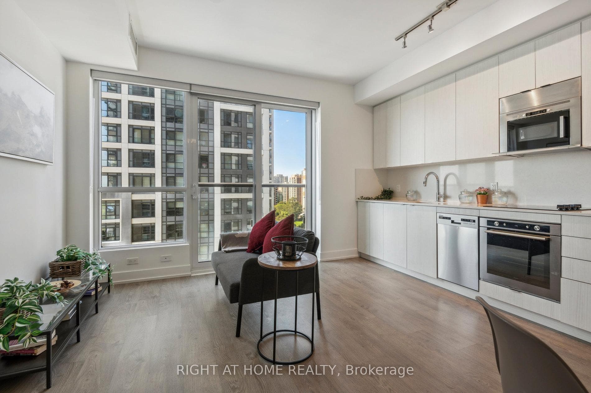 5 Mabelle Avenue Unit 1030 photo 6