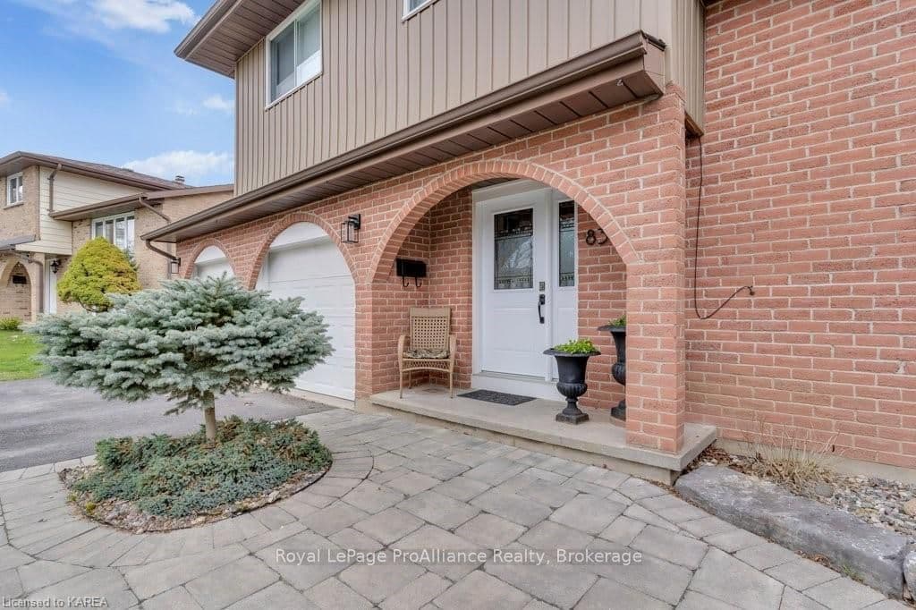 834 SANDRINGHAM Place photo 4