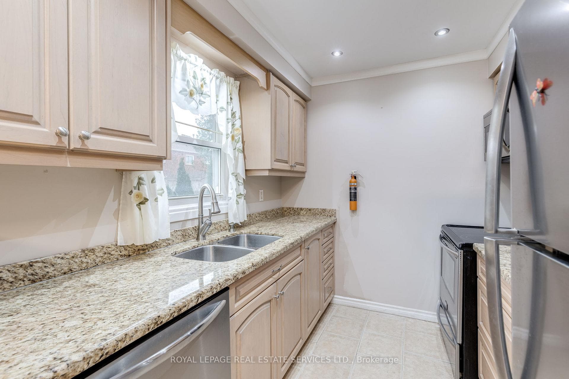 9 Lady Bower Crescent photo 13