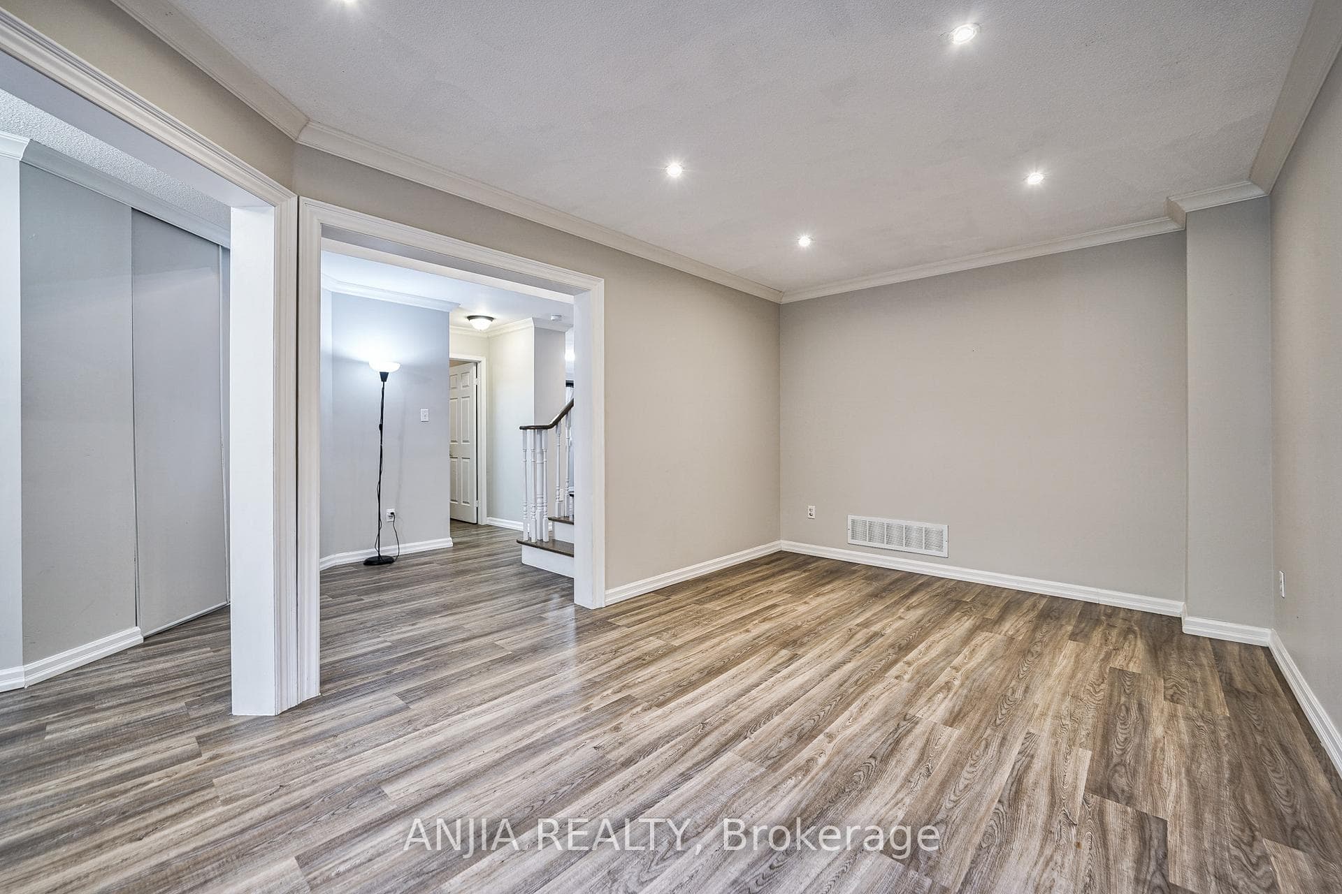5 Holmes Crescent photo 7