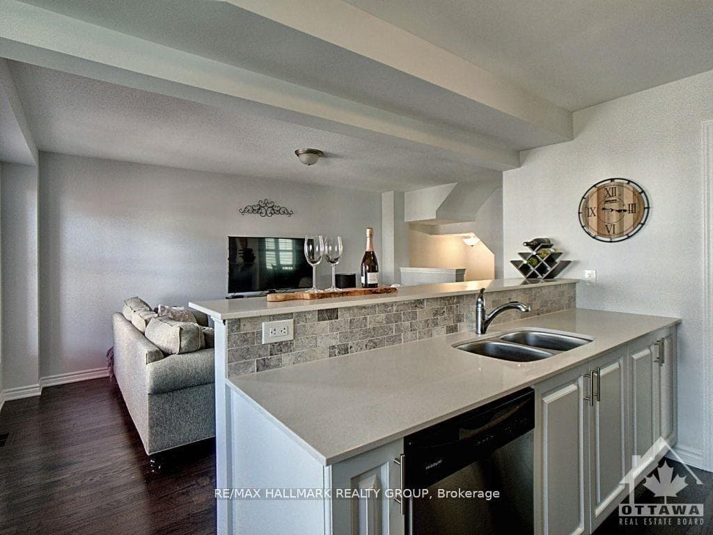 419 GERARDIA Lane photo 3