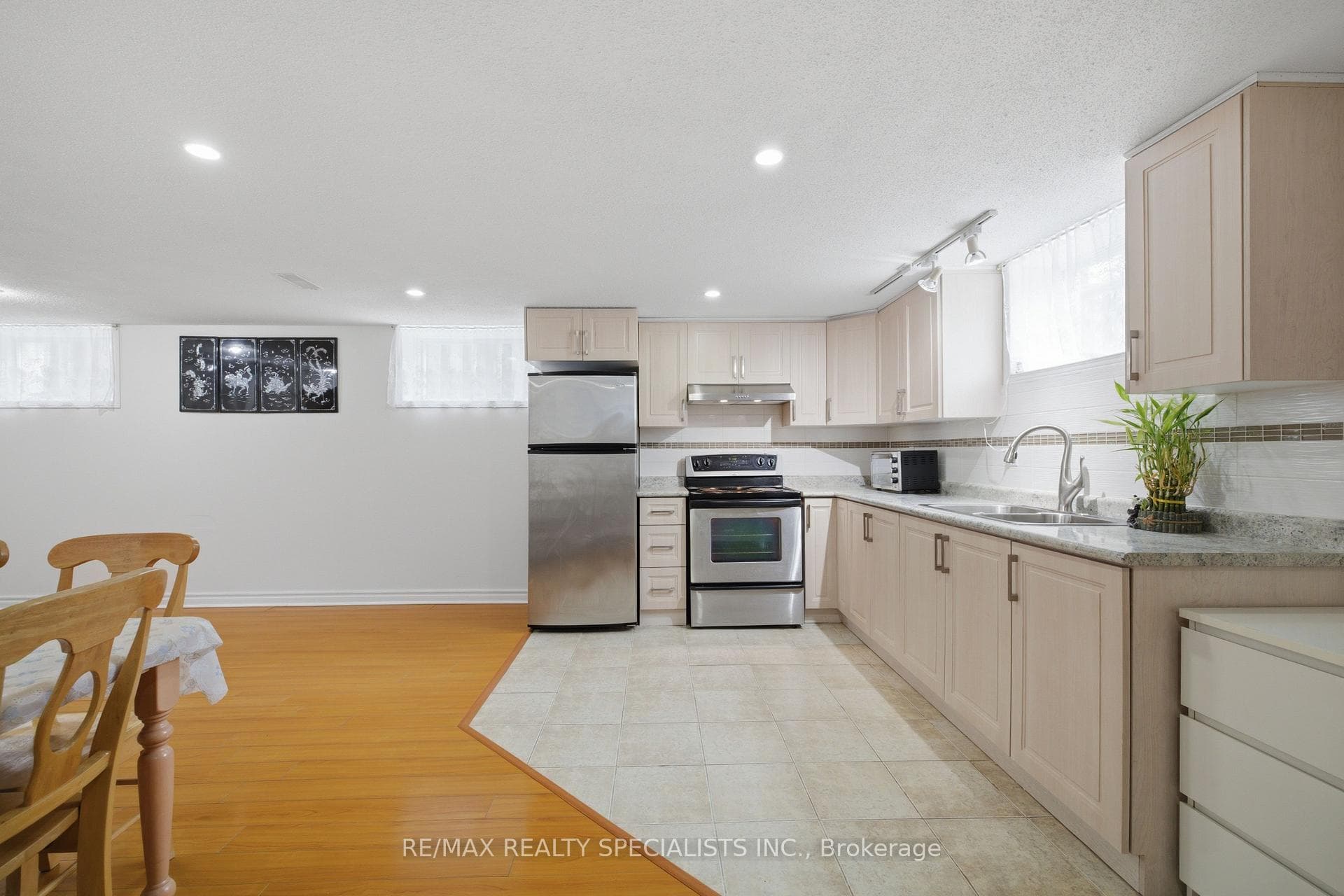 1036 Caven Street photo 16