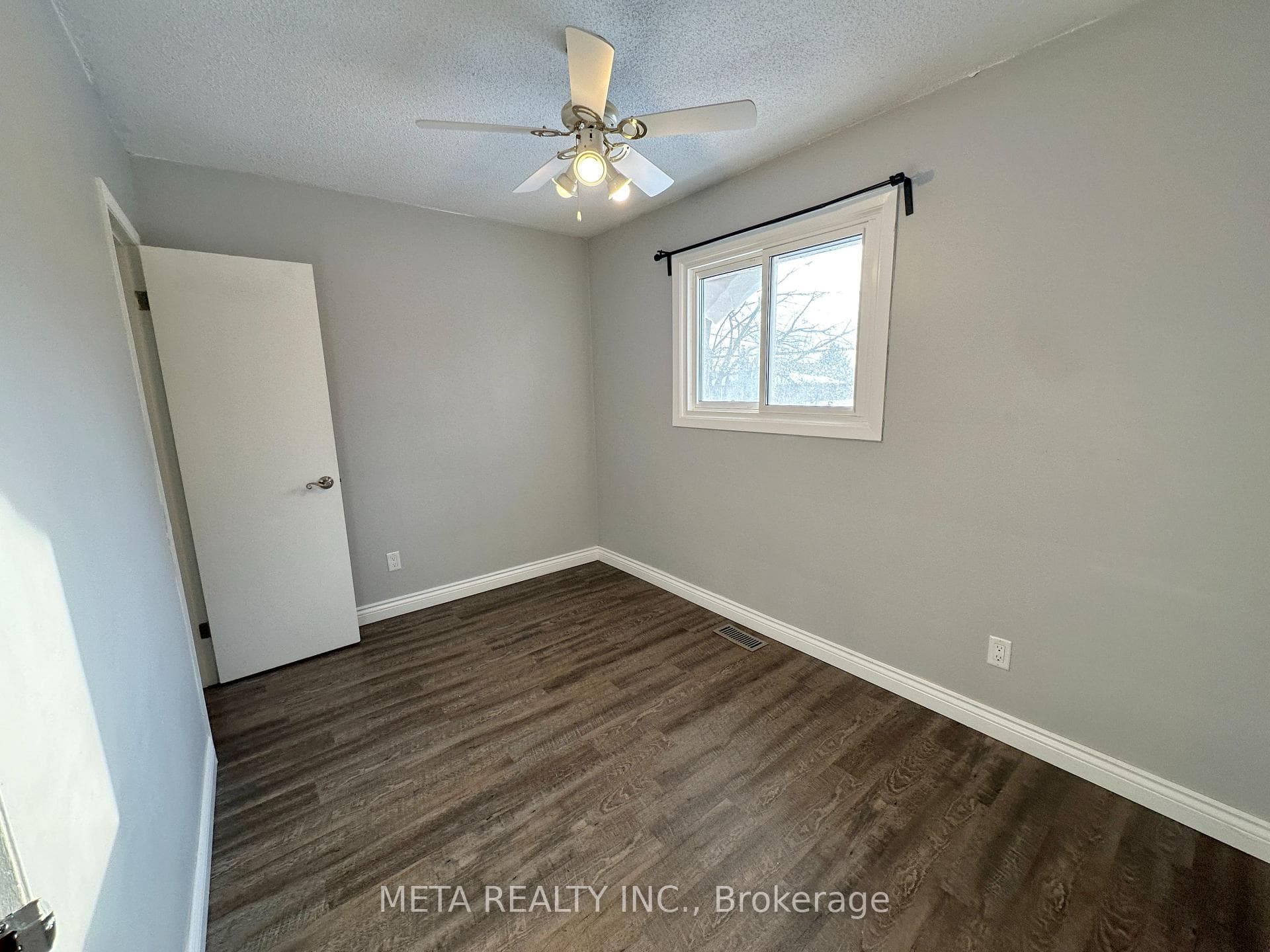 1398 Lakefield Street photo 16