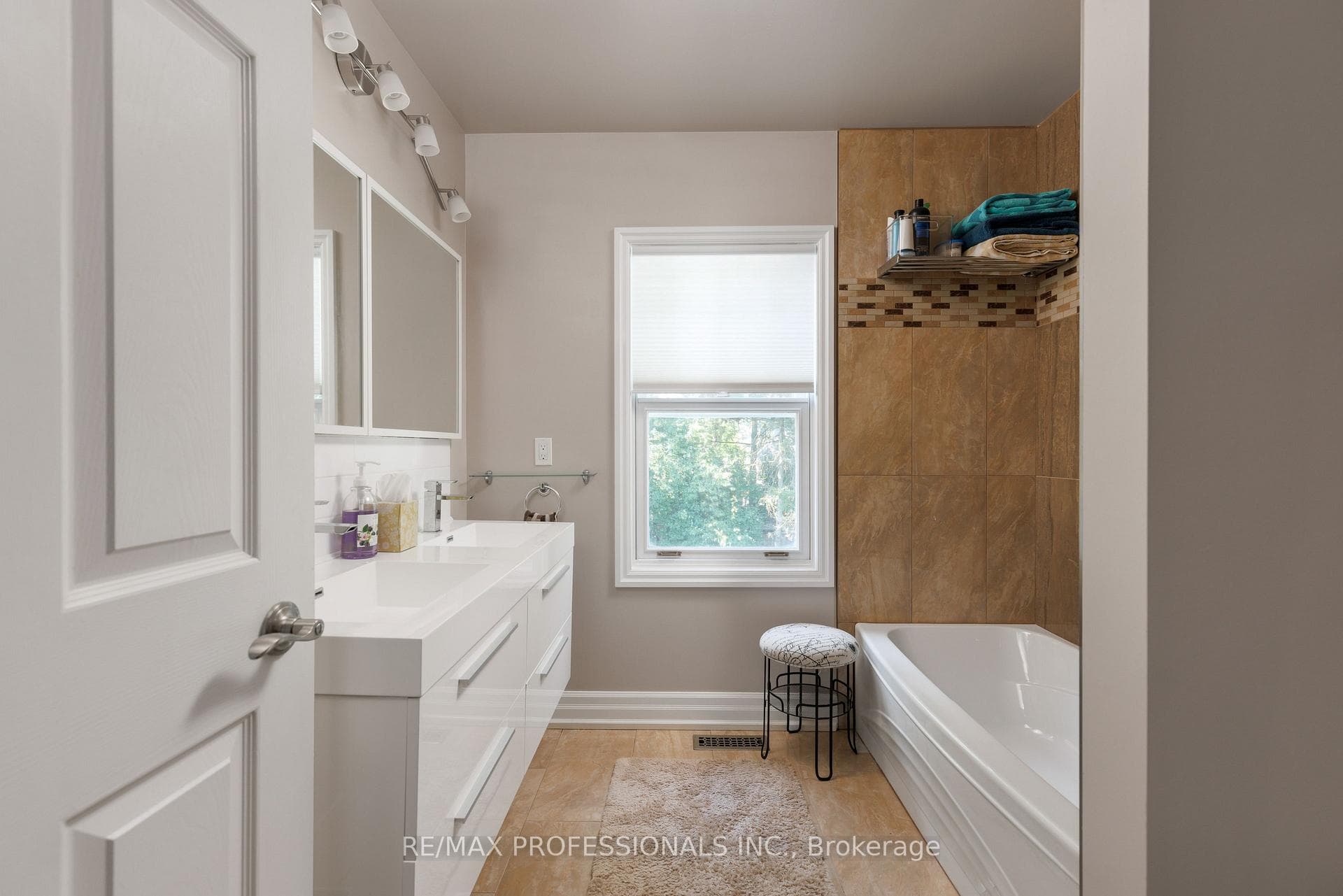 106 Rathburn Road photo 39