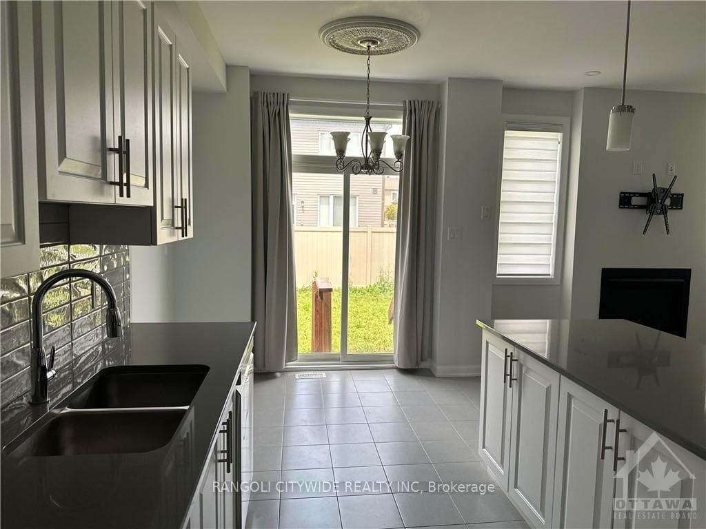 581 DECOEUR Drive photo 9