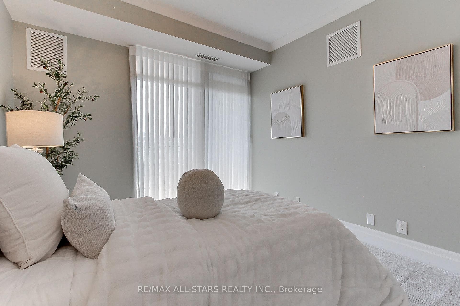 2nd bedroom w/walk out to balcony