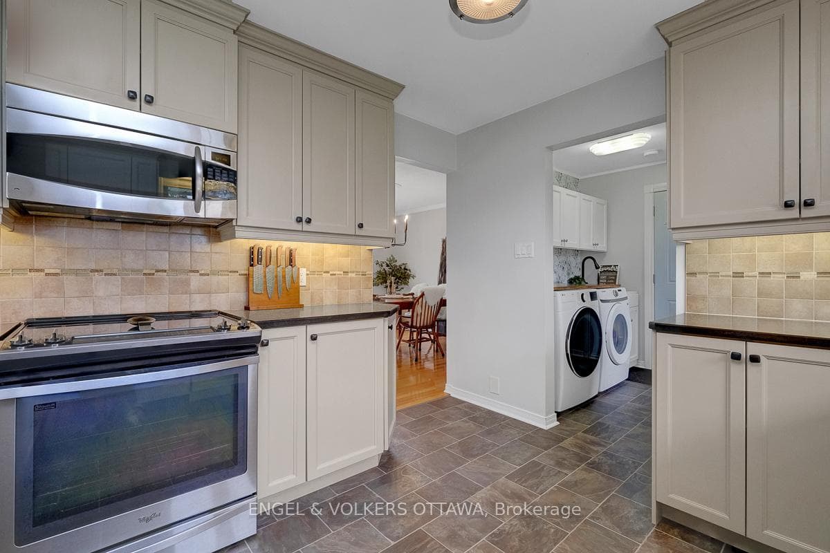 2963 Roger Stevens Drive photo 11