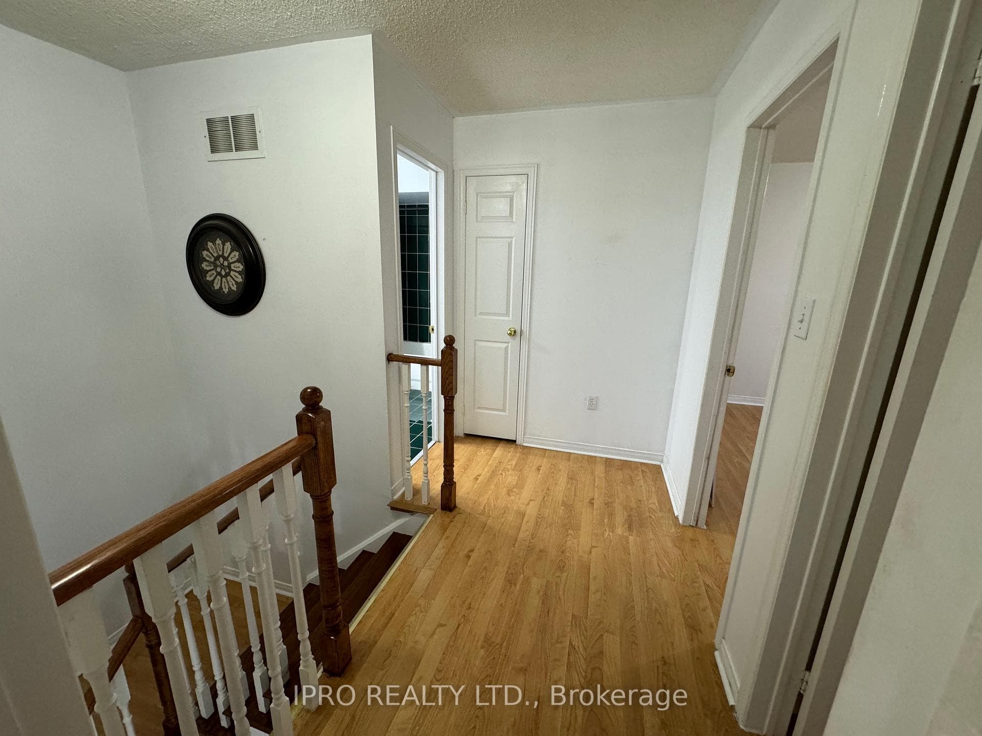 597 WALPOLE Crescent photo 10
