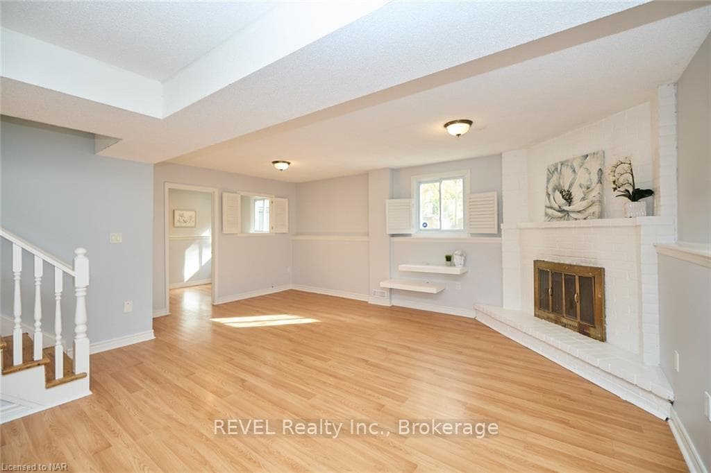 110 STRADA Boulevard photo 29