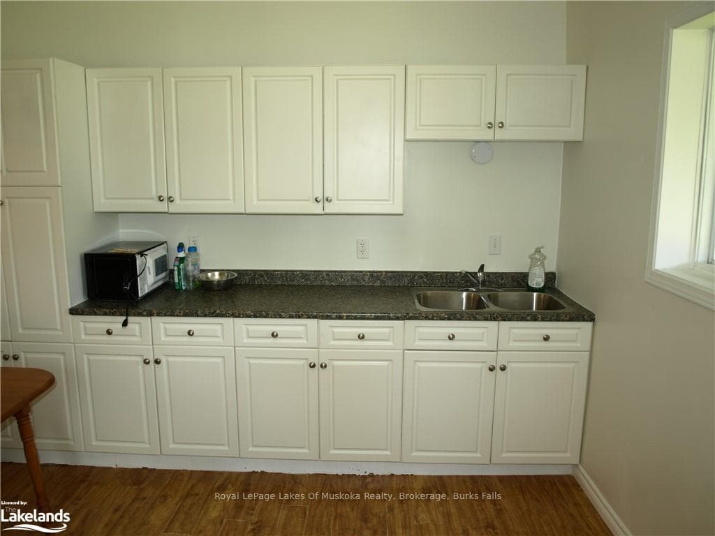 237 YONGE Street photo 3