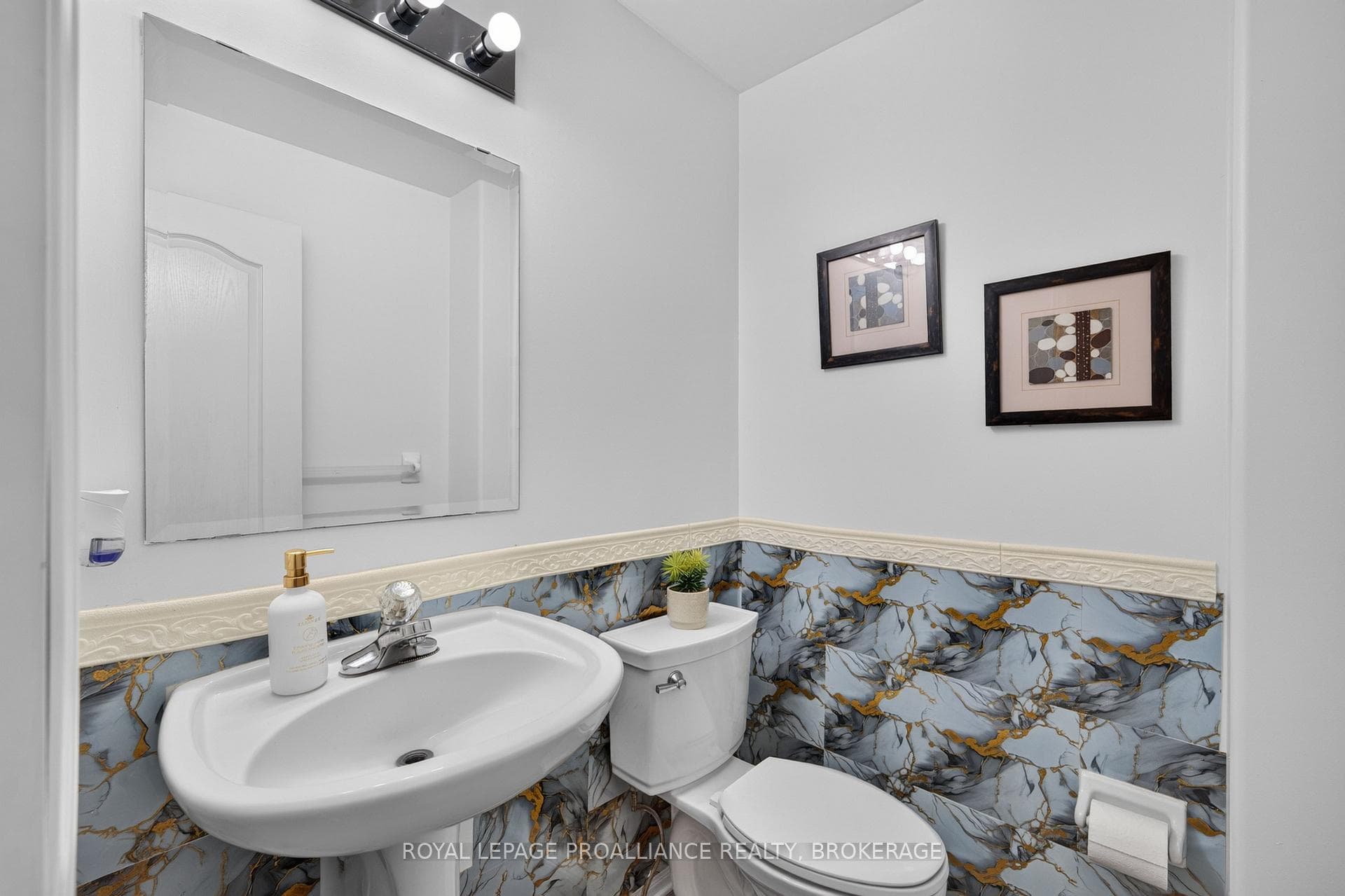 445 Maureen Street photo 8