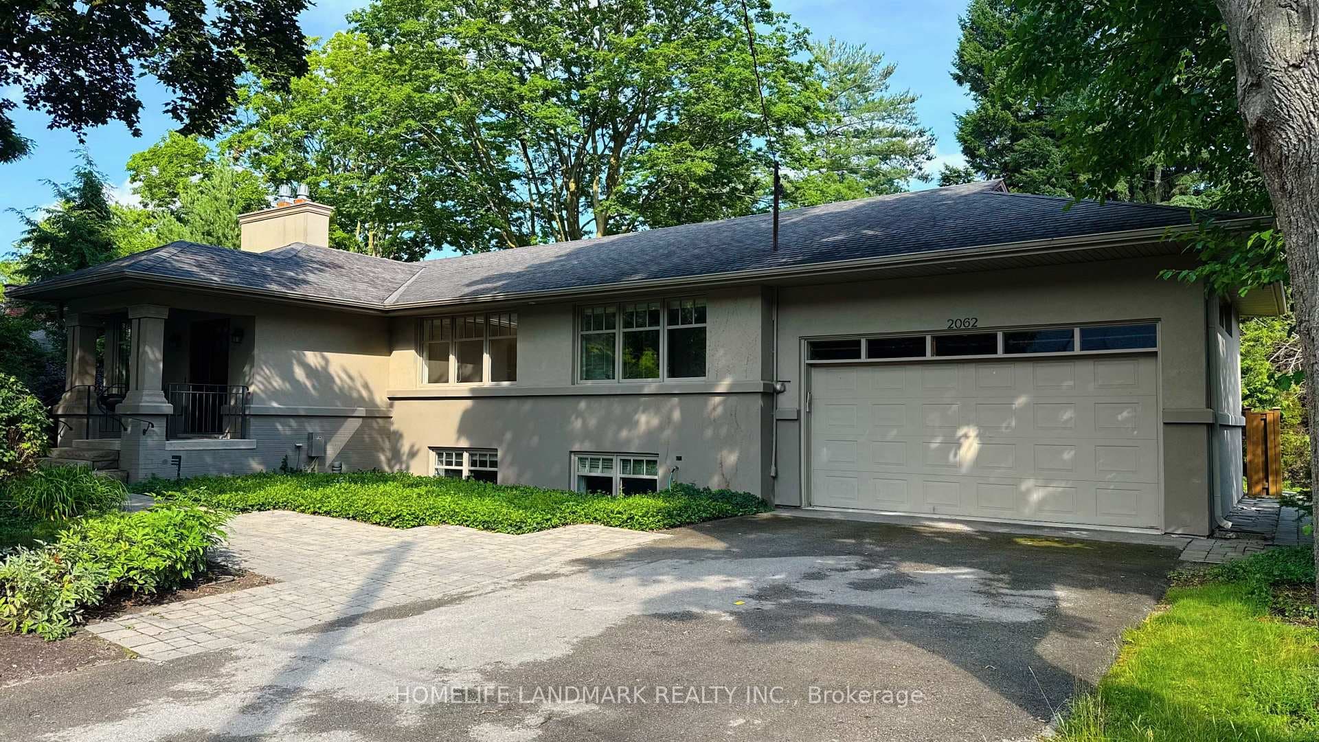 2062 GLENFOREST Crescent photo 1