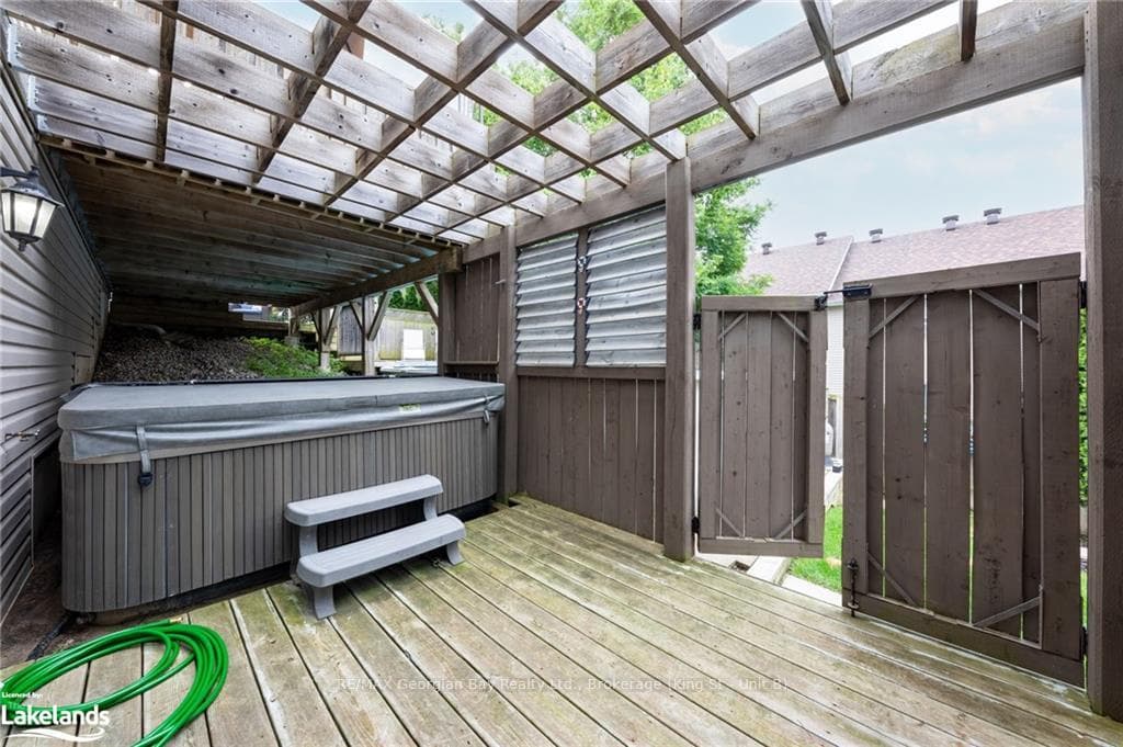 608 WAYNE Crescent photo 43